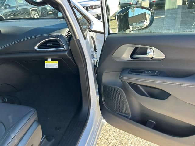 New 2026 Chrysler Pacifica Select image 29