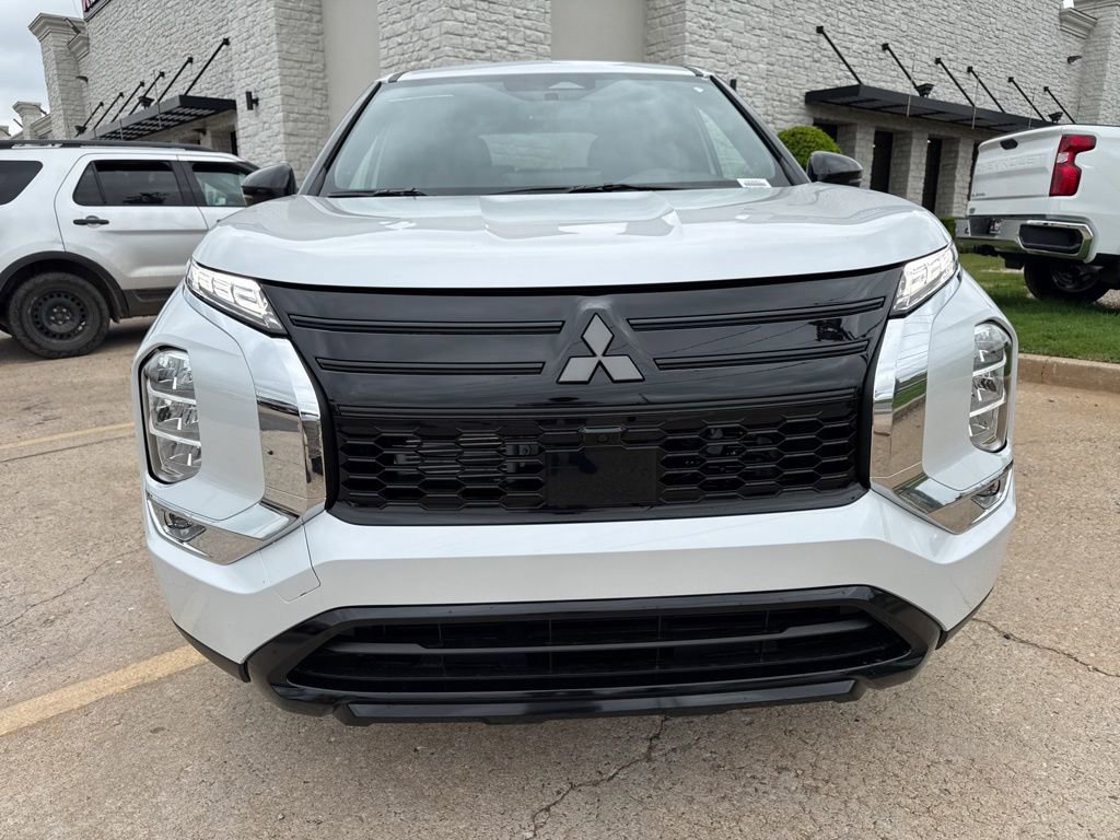 New 2026 Mitsubishi Outlander LE FWD image 2