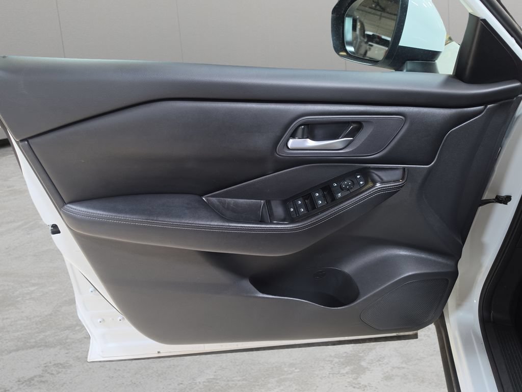 Used 2025 Nissan Rogue SV AWD/4WD image 13