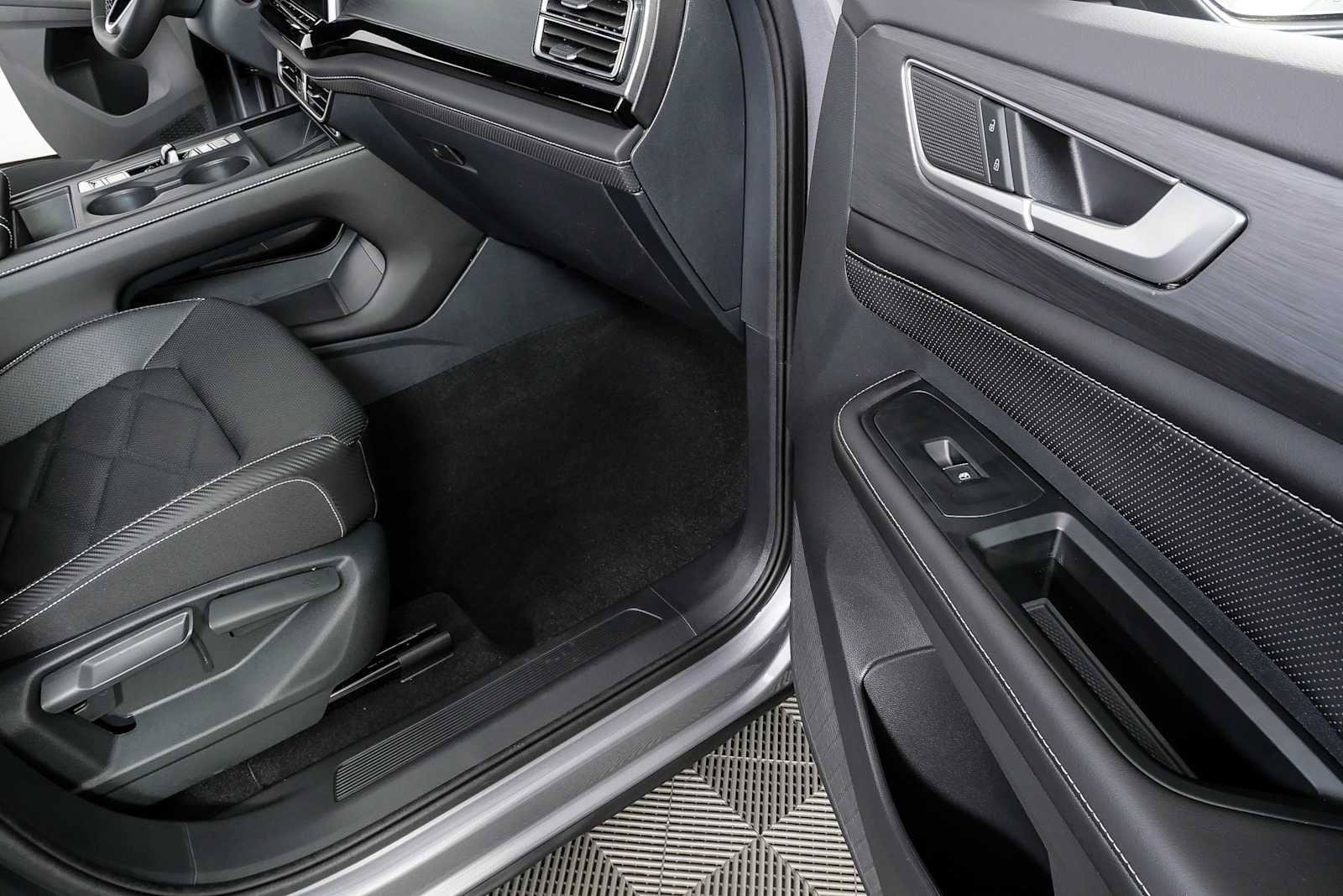 New 2026 Volkswagen Atlas Cross Sport SE FWD image 24