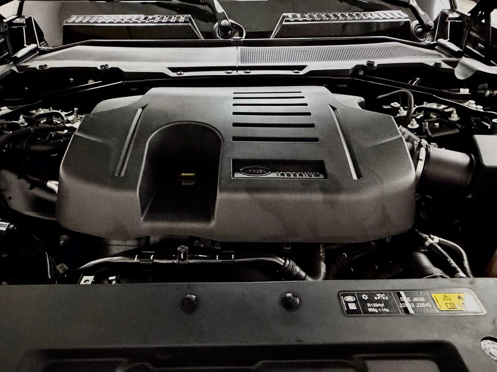 Used 2023 Land Rover Defender 110 SE image 40
