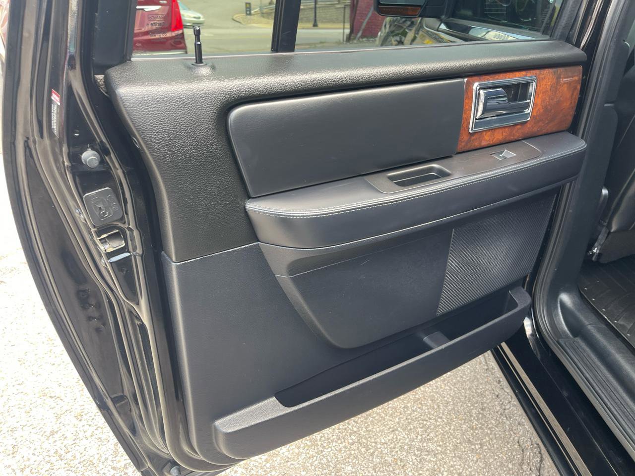 Used 2016 Lincoln Navigator L Select AWD/4WD image 26