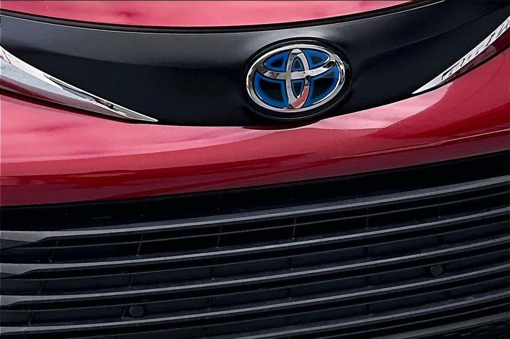 Certified 2024 Toyota Sienna XLE image 33