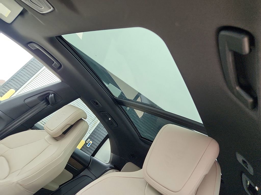 Used 2025 Porsche Macan 4S Electric image 12