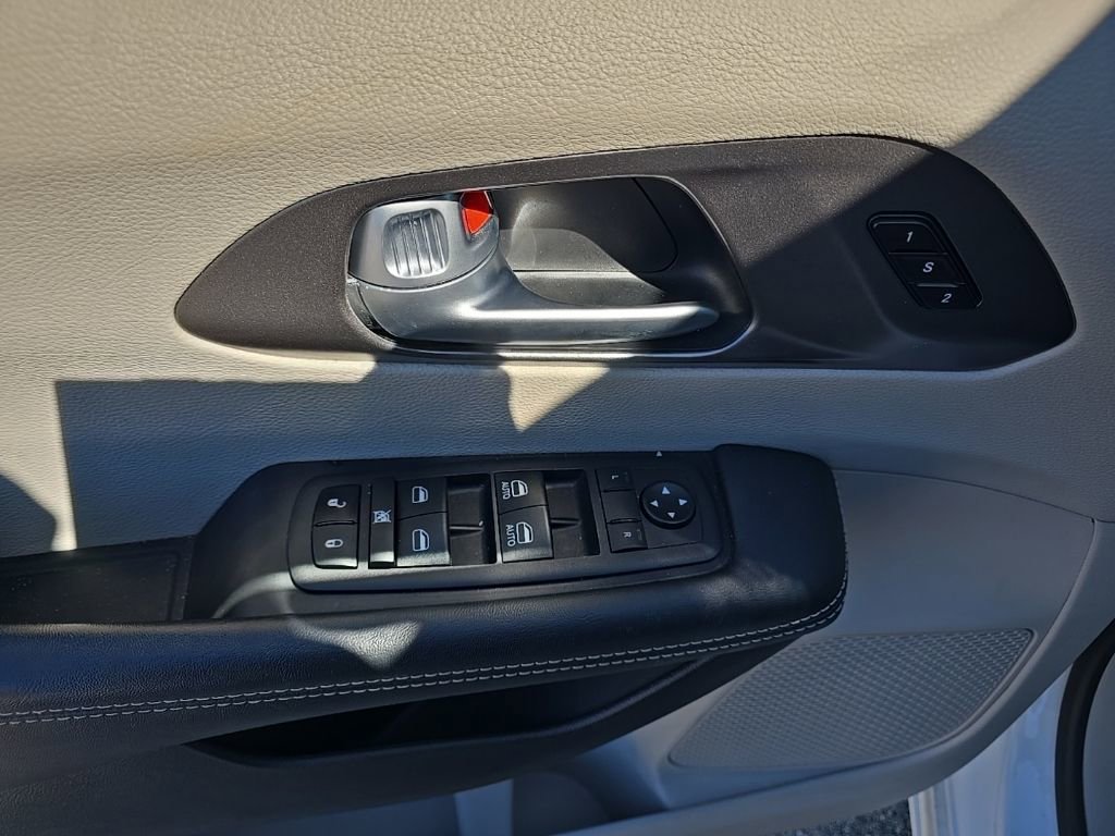 Used 2024 Chrysler Pacifica Touring-L image 7