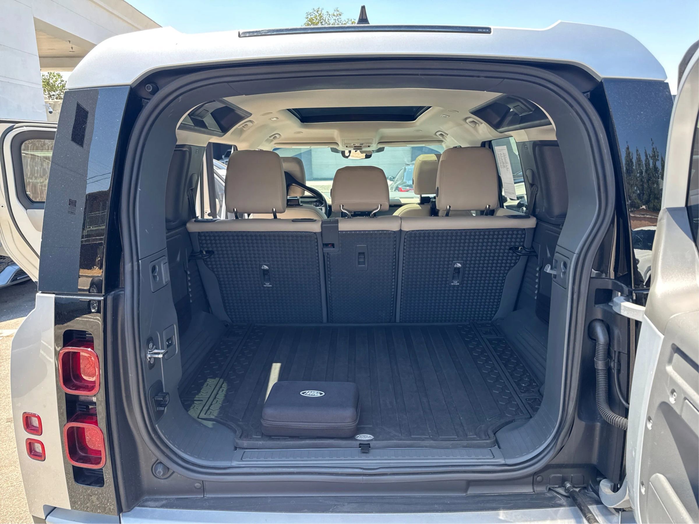 Used 2023 Land Rover Defender 110 S image 11