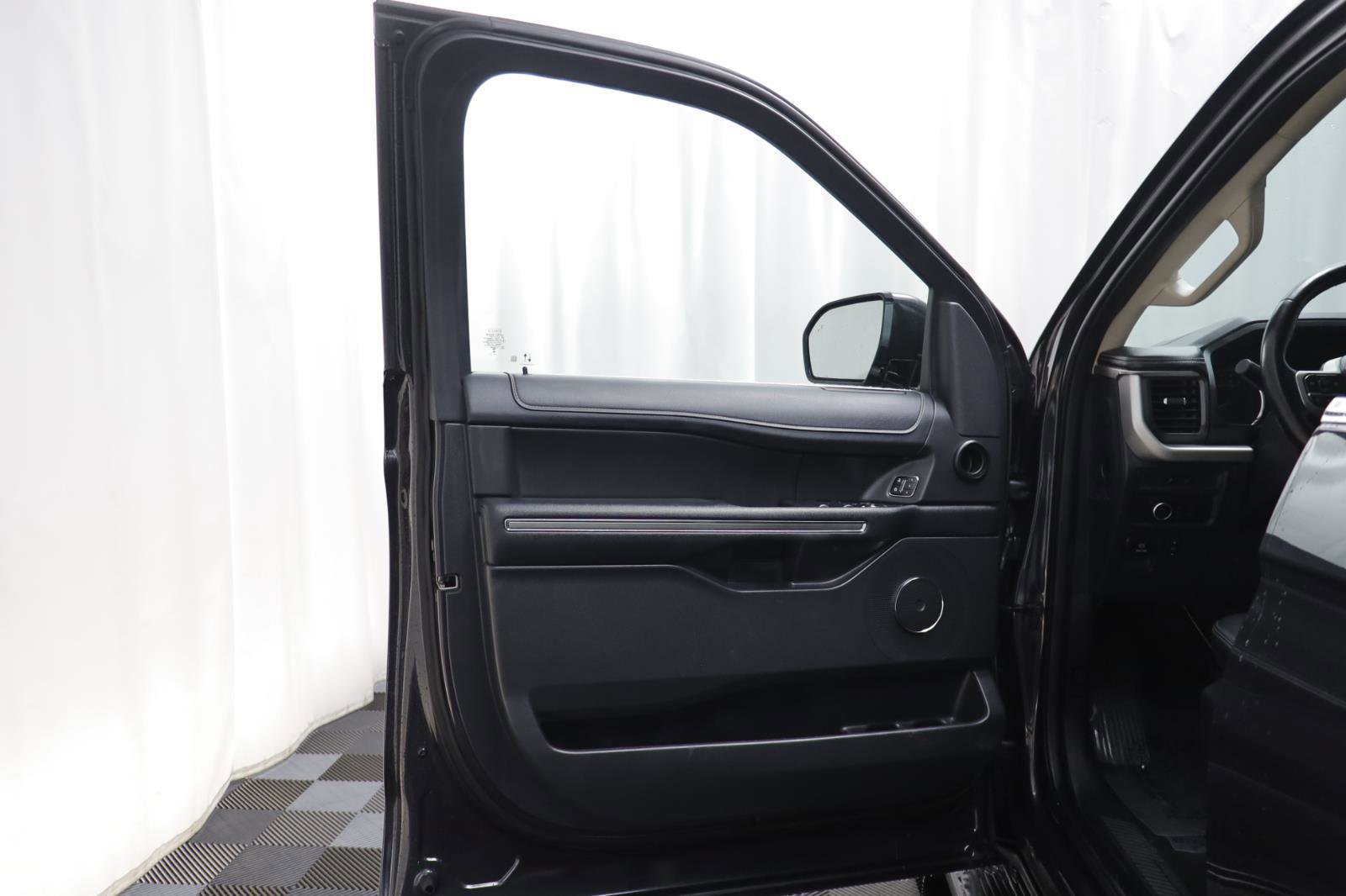 Used 2024 Ford Expedition Max XLT image 4