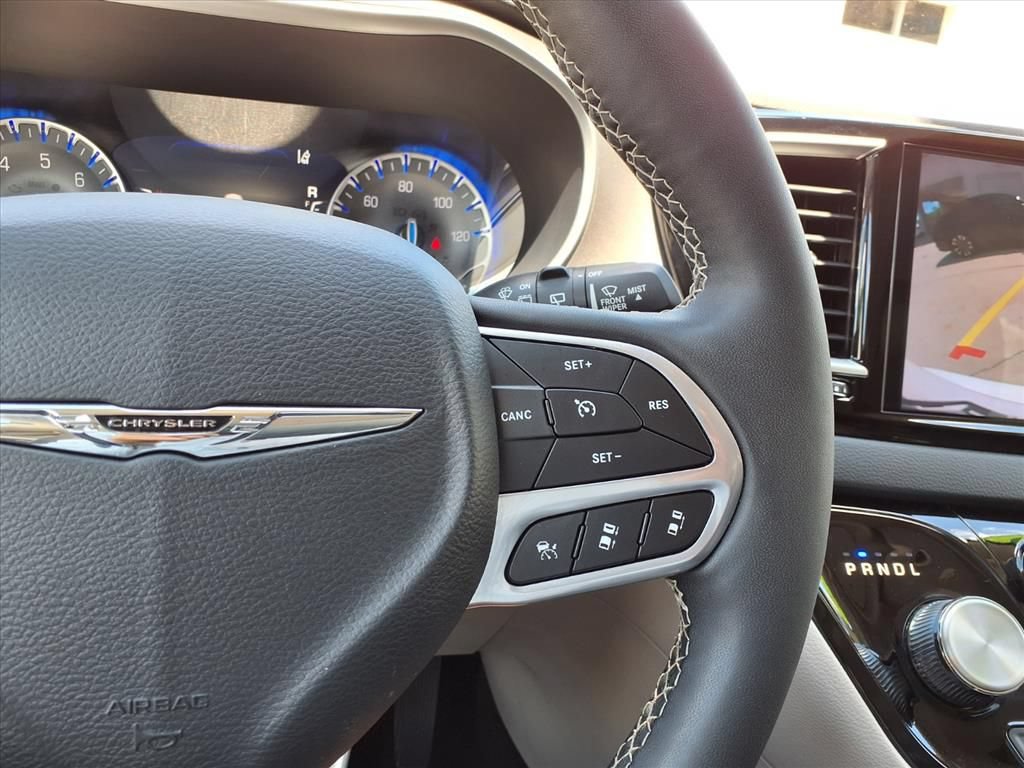 Used 2023 Chrysler Pacifica Touring-L FWD image 24