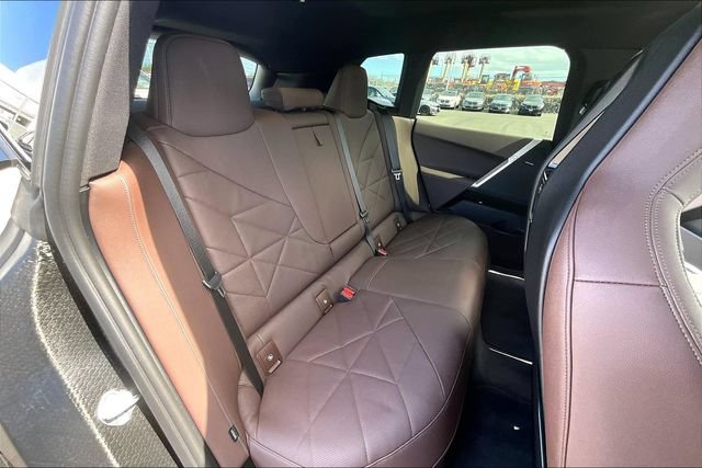 Used 2024 BMW iX xDrive50 w/ Premium Package AWD/4WD image 27