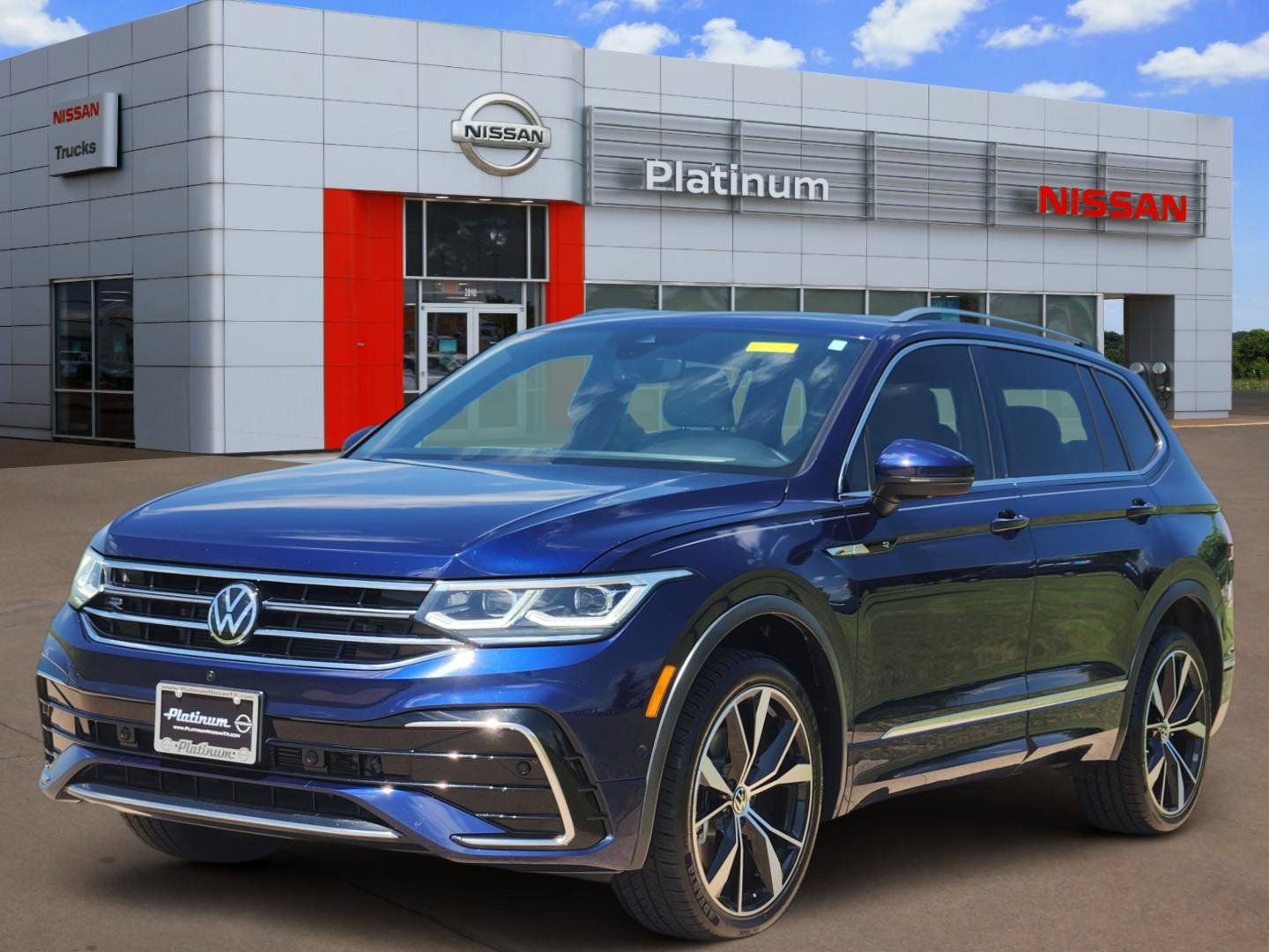 Used 2024 Volkswagen Tiguan SEL R-Line AWD/4WD image 2