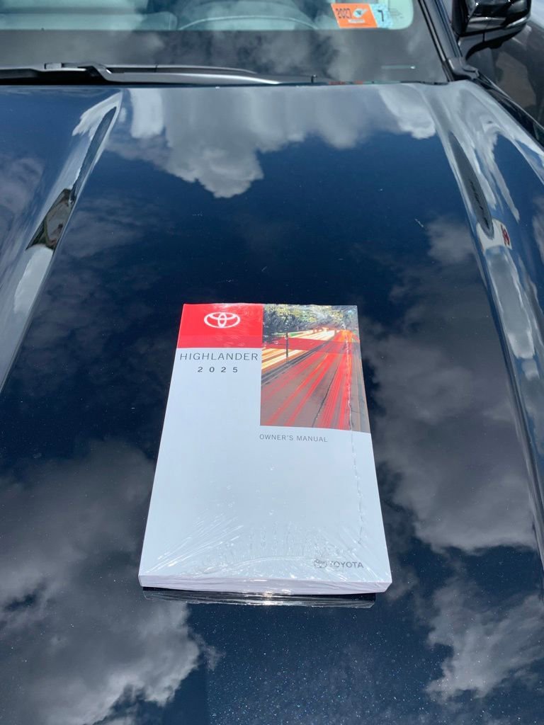 New 2025 Toyota Highlander Platinum image 34