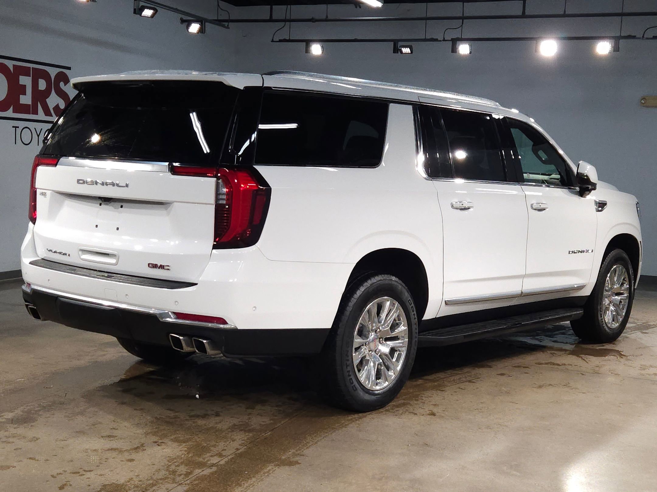 Used 2025 GMC Yukon XL Denali AWD/4WD image 7