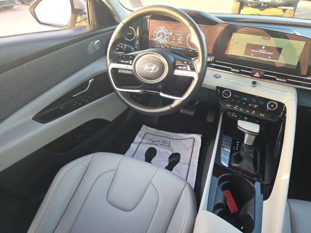 Used 2025 Hyundai Elantra Limited image 14