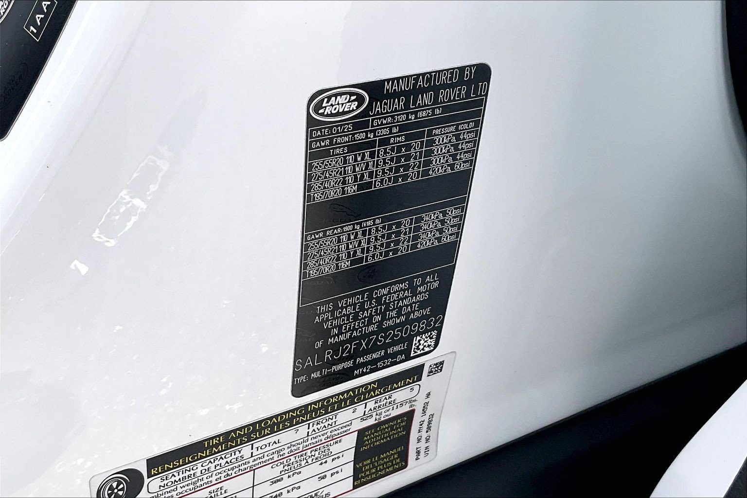 Certified 2025 Land Rover Discovery S AWD/4WD image 32