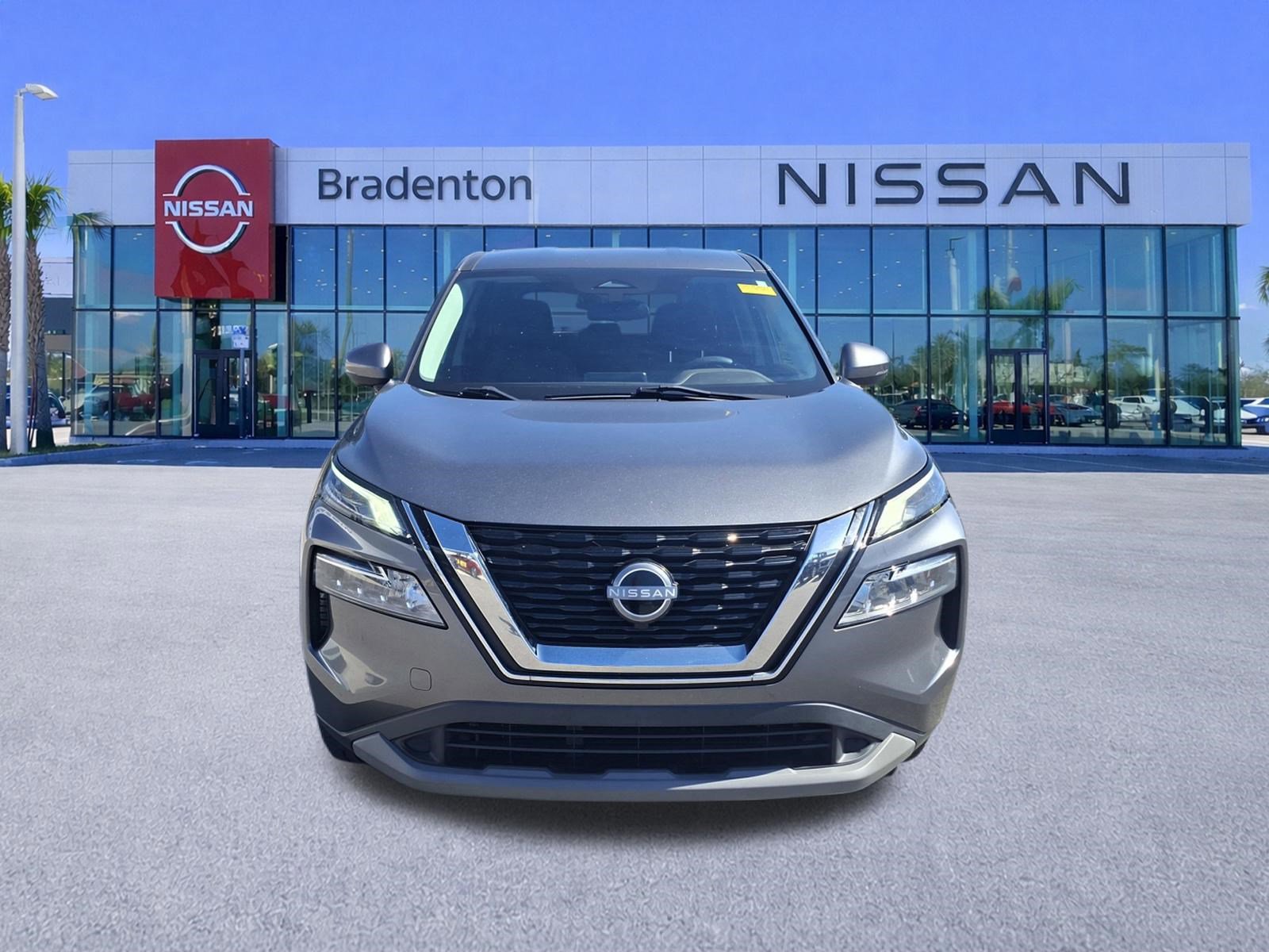 Used 2022 Nissan Rogue SV FWD image 2