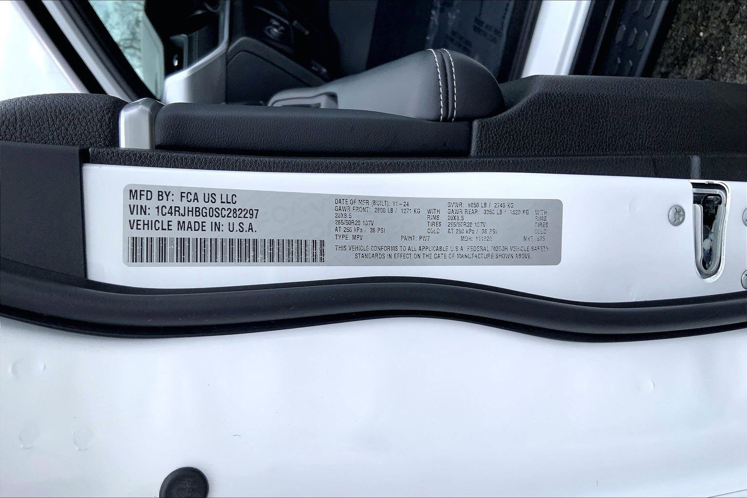 Used 2025 Jeep Grand Cherokee Limited w/ Black Appearance Package image 31