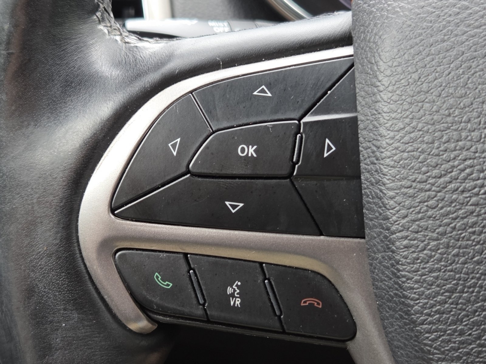 Used 2019 Jeep Grand Cherokee Altitude AWD/4WD image 9