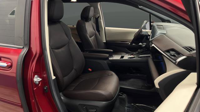 Used 2024 Toyota Sienna Platinum FWD image 32