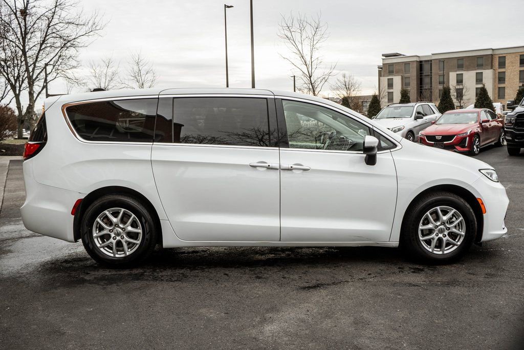Used 2023 Chrysler Pacifica Touring-L image 3