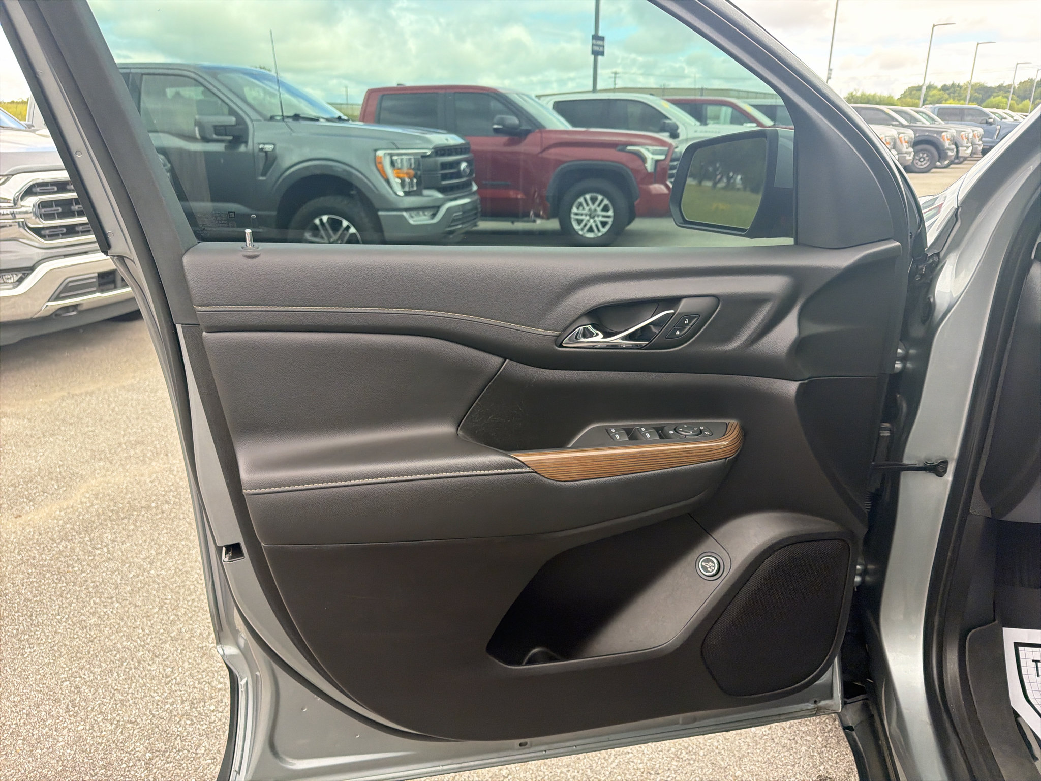 Used 2023 GMC Acadia SLE w/ Driver Convenience Package FWD image 9