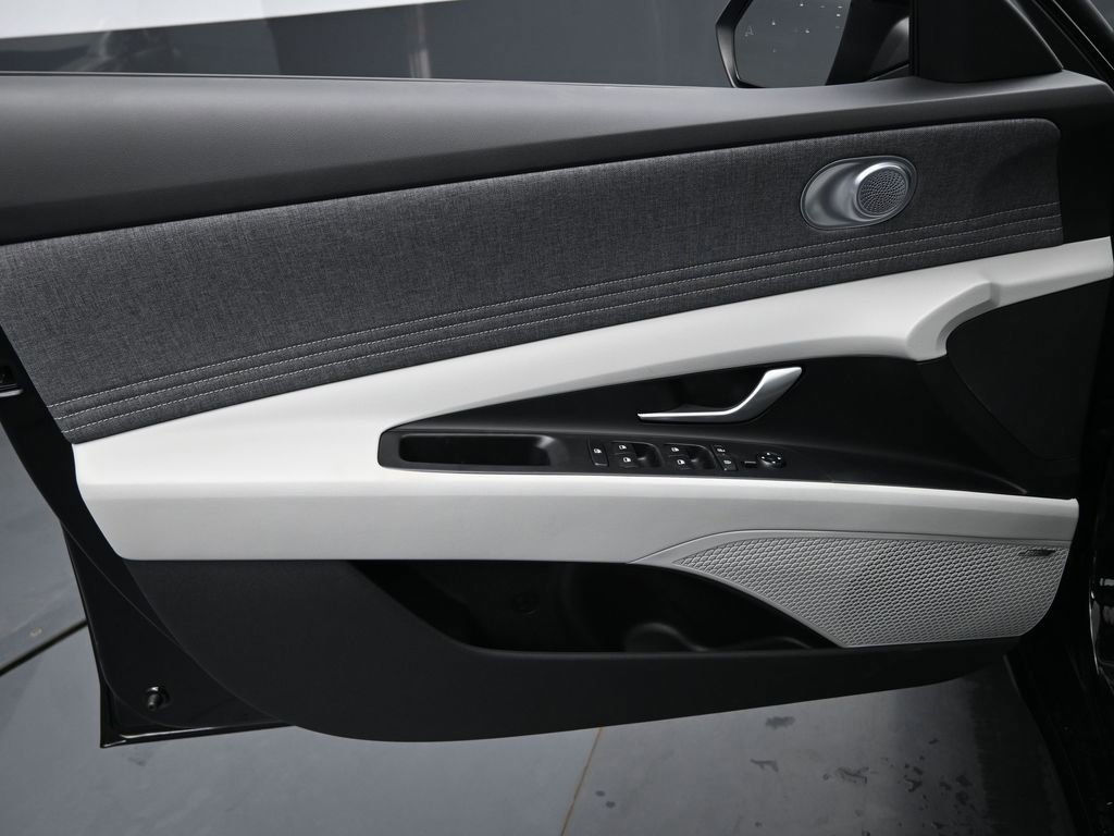 New 2025 Hyundai Elantra Limited image 27