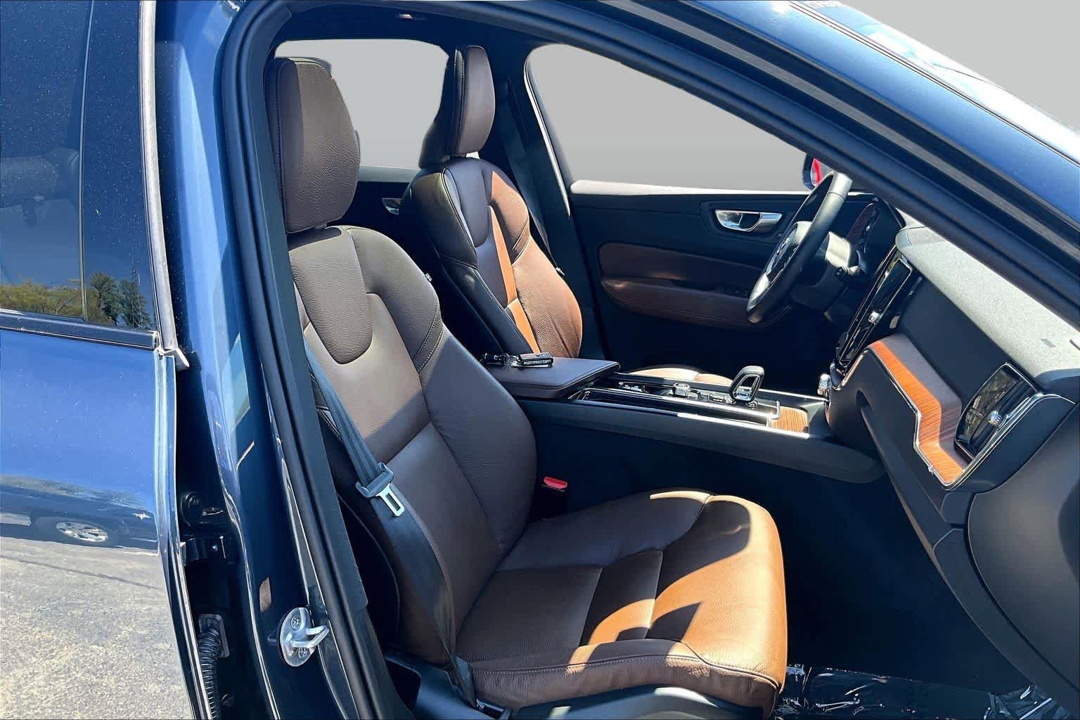 Used 2025 Volvo XC60 B5 Plus AWD/4WD image 8