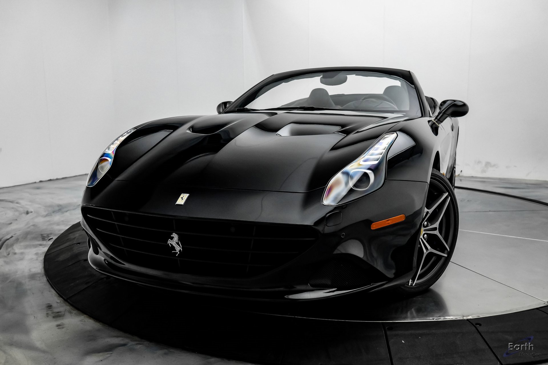 Used 2016 Ferrari California T image 3