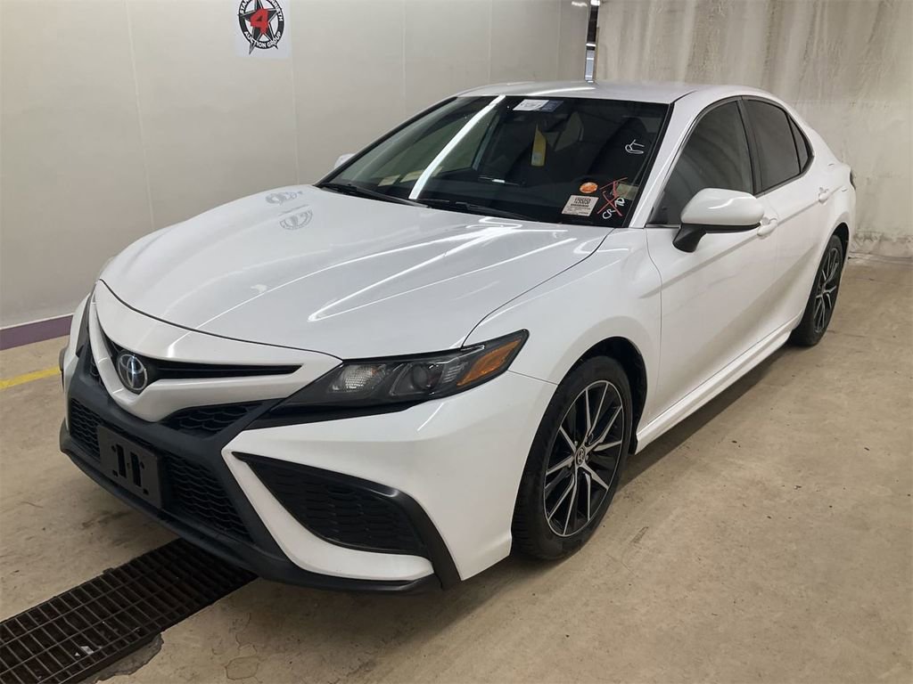 Used 2021 Toyota Camry SE image 2