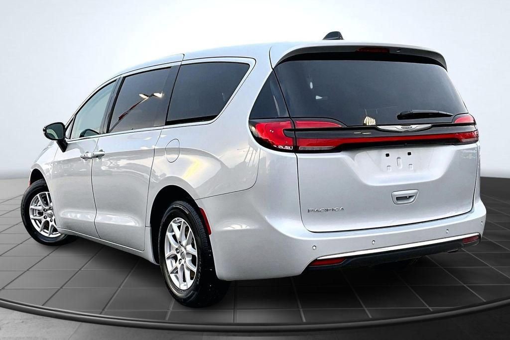 Used 2024 Chrysler Pacifica Touring-L image 2