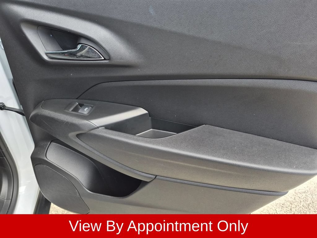 Used 2025 Chevrolet Trax LT w/ LT Convenience Package FWD image 29