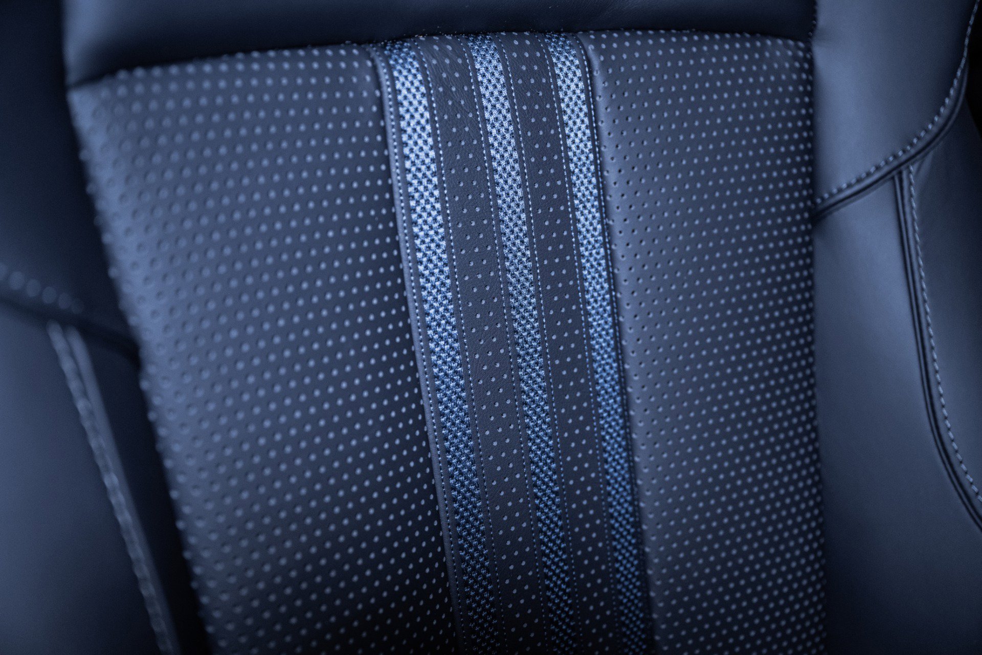 Used 2025 Aston Martin DBX 707 image 46