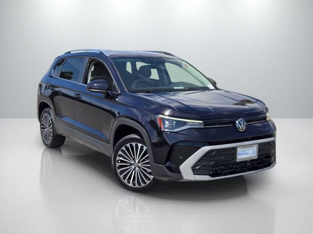 Used 2025 Volkswagen Taos SE FWD image 1
