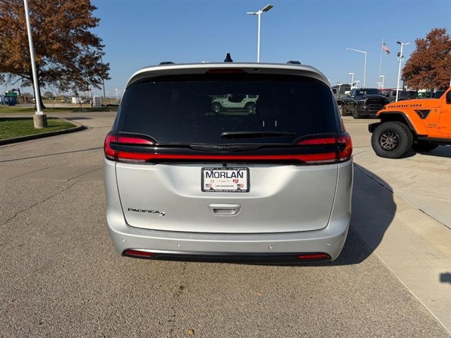 New 2026 Chrysler Pacifica Select w/ S Appearance Package image 5