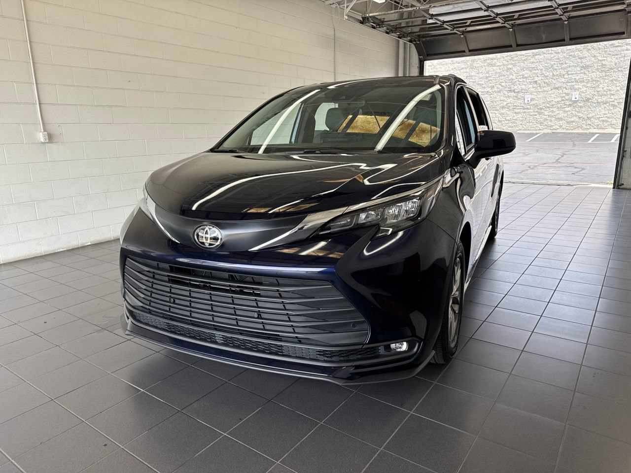 Used 2026 Toyota Sienna XLE FWD image 3