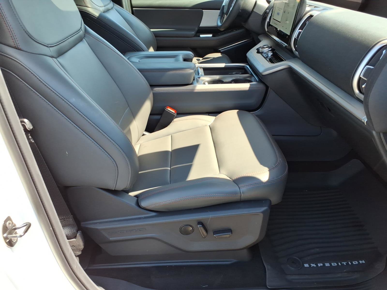 Used 2025 Ford Expedition Active AWD/4WD image 8