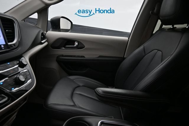Used 2023 Chrysler Pacifica Touring-L FWD image 13