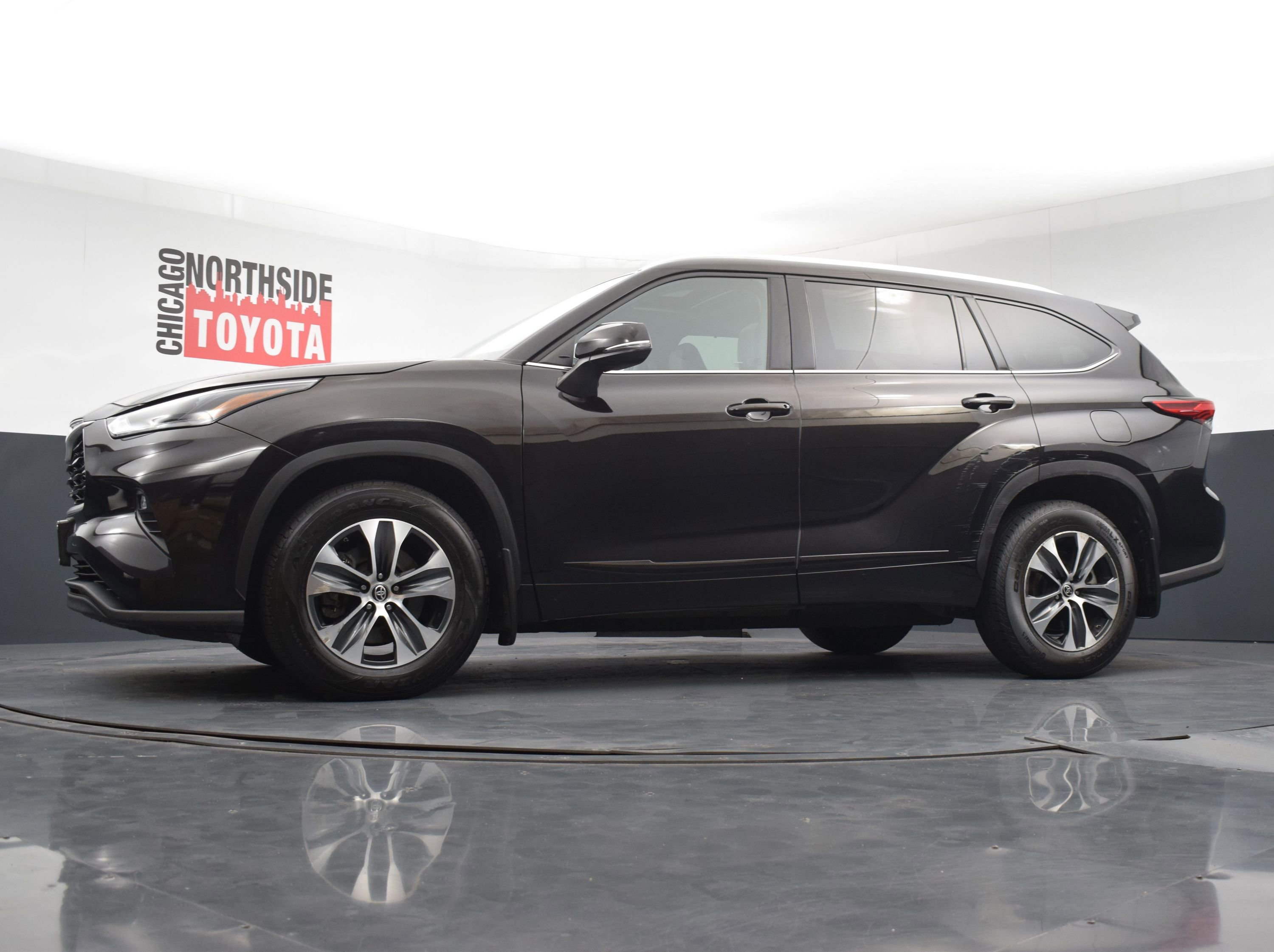 Used 2021 Toyota Highlander XLE AWD/4WD image 29
