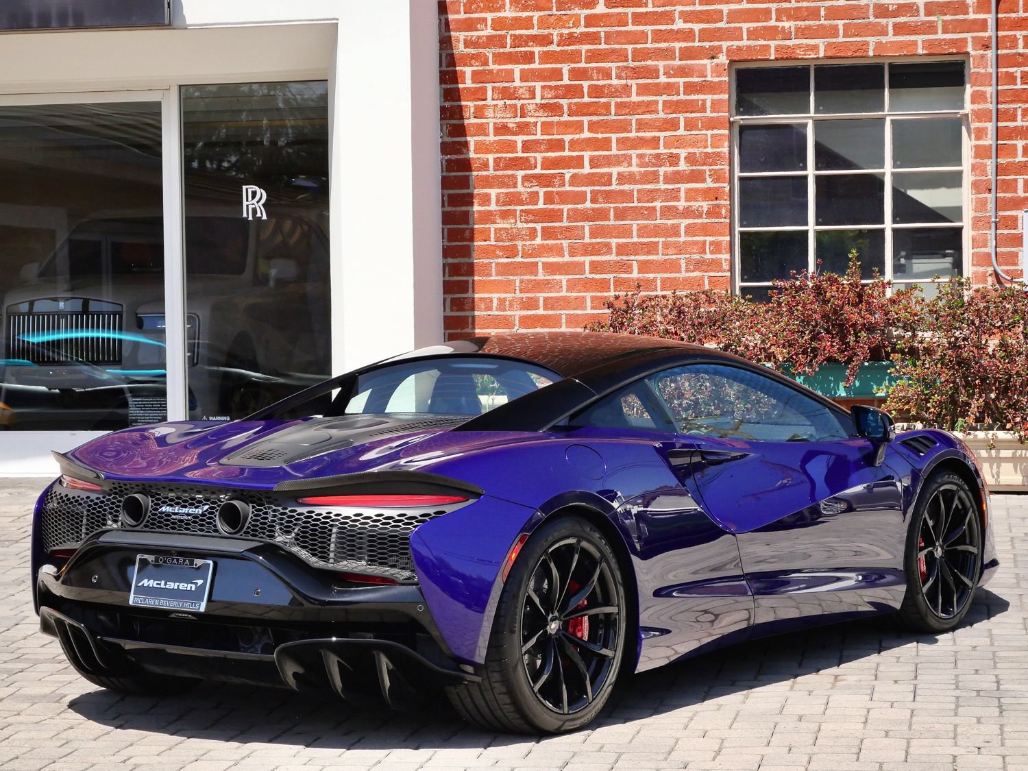 Used 2023 McLaren Artura RWD image 4