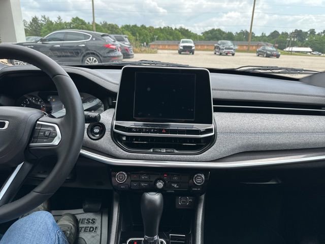 Used 2025 Jeep Compass Latitude AWD/4WD image 13