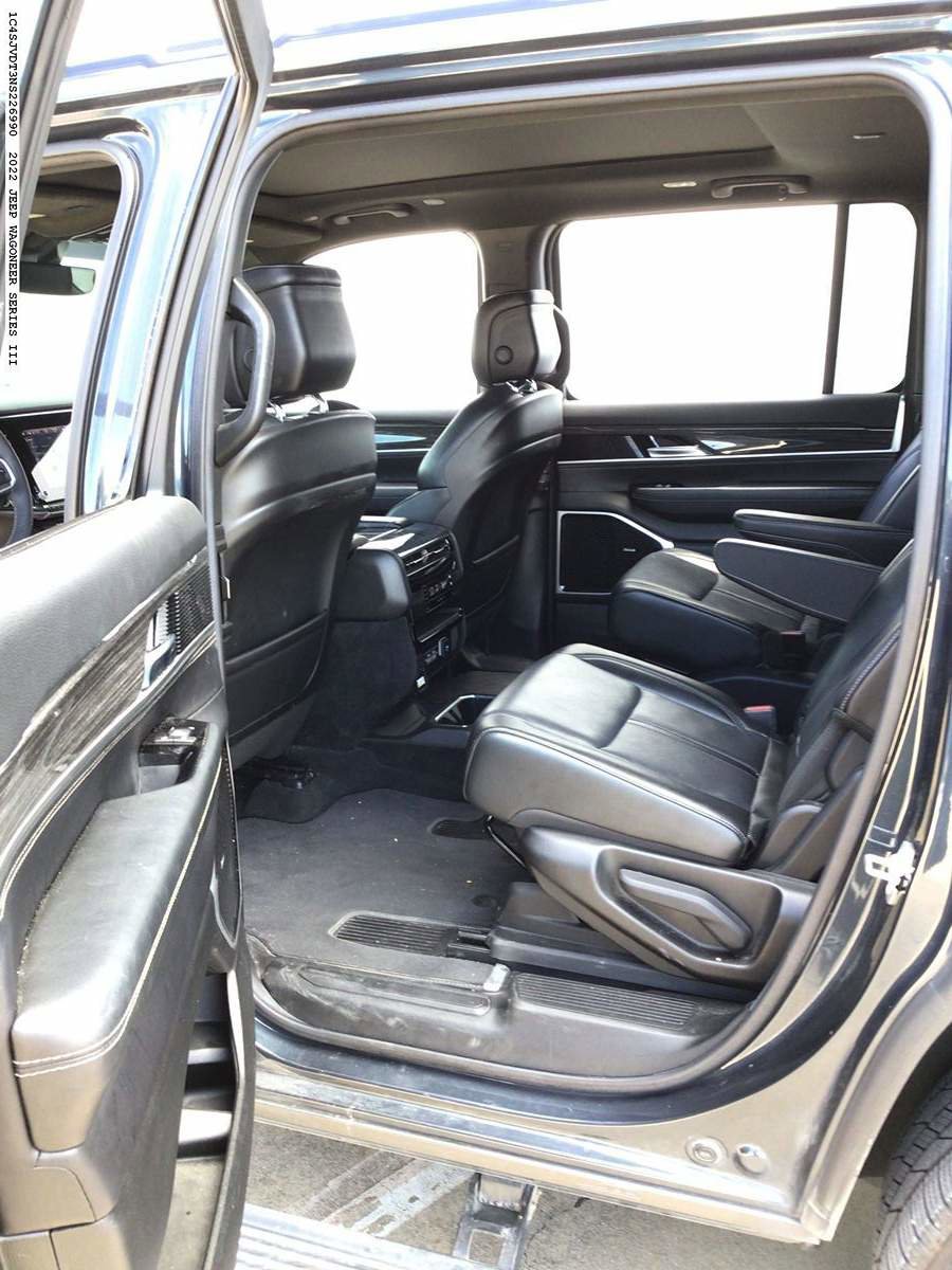 Used 2022 Jeep Wagoneer Series III w/ Premium Group I AWD/4WD image 14