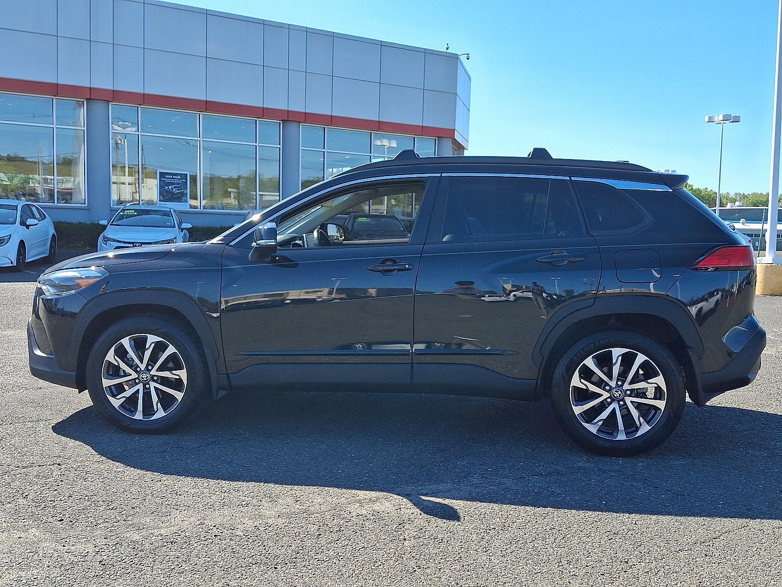 Certified 2022 Toyota Corolla Cross XLE image 4