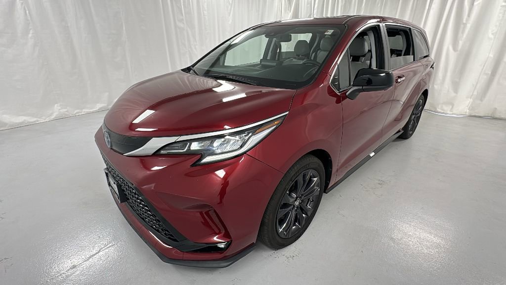 Used 2023 Toyota Sienna XSE image 7