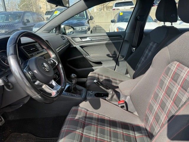 Used 2017 Volkswagen Golf S image 3