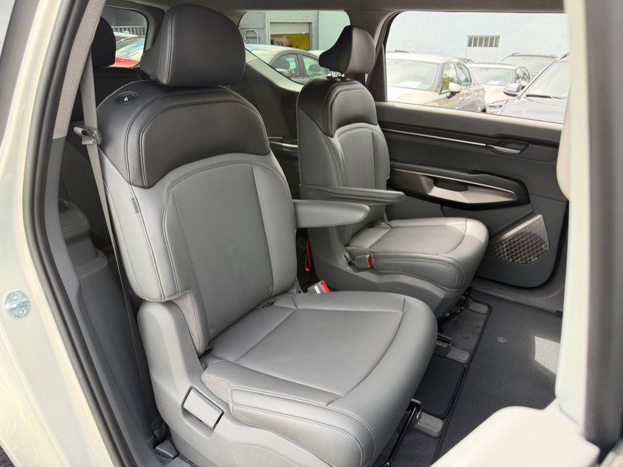 Used 2024 Kia EV9 Light Long Range RWD image 43
