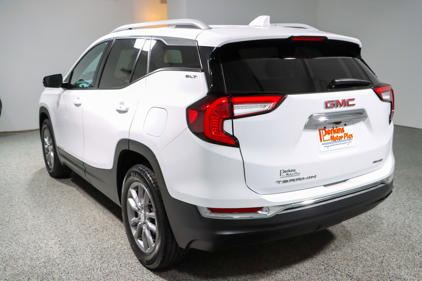 Used 2024 GMC Terrain SLT AWD/4WD image 9