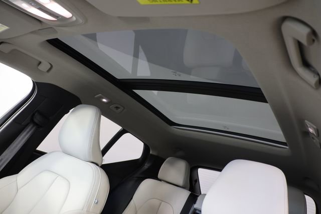 Used 2024 Volvo XC40 B5 Plus image 18