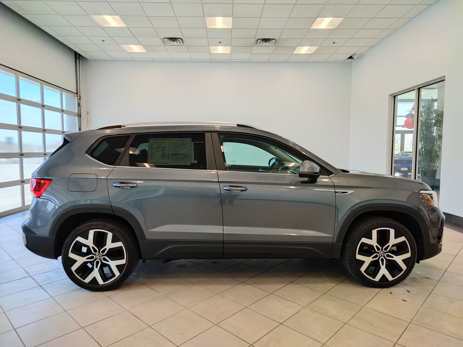 Used 2022 Volkswagen Taos SEL AWD/4WD image 2
