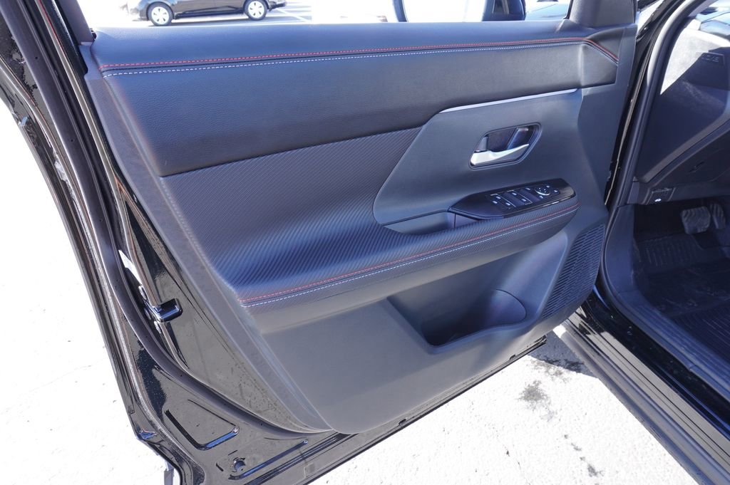 Certified 2025 Nissan Kicks SR FWD image 14