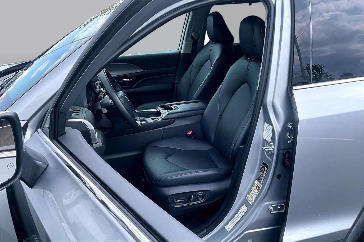 Used 2025 Toyota Grand Highlander AWD image 8
