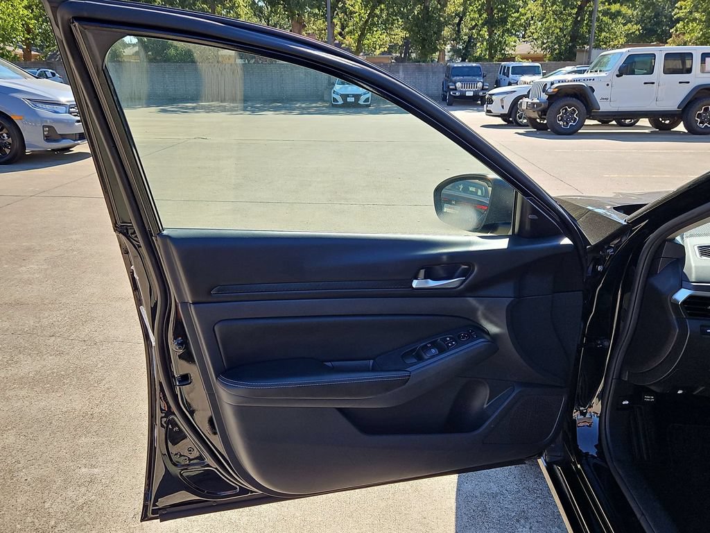 Used 2025 Nissan Altima 2.5 SV FWD image 11